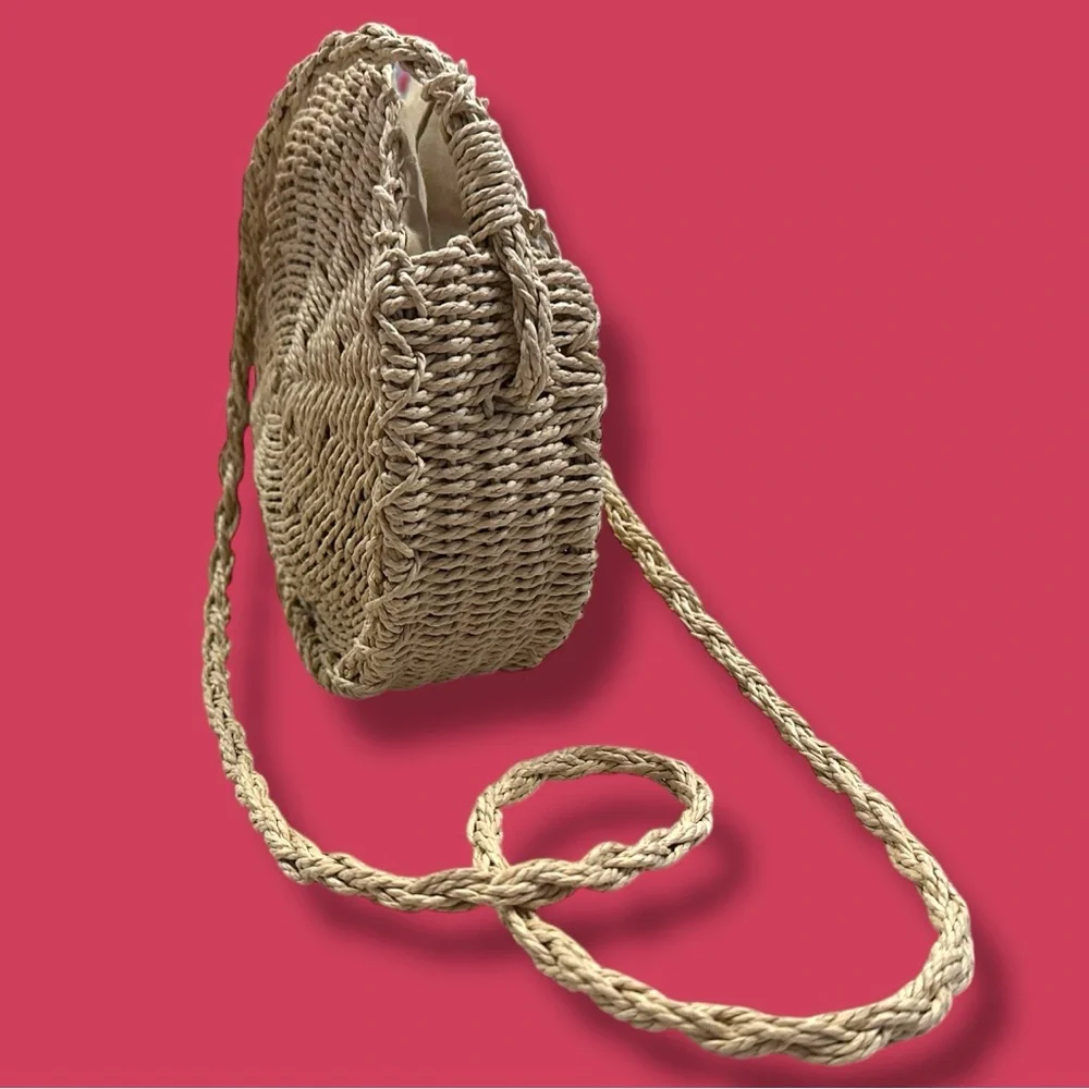 🎉HP🎉EUC Urban Outfitters Round Woven Shoulder Bag in Natural. One Size - Picture 5 of 10